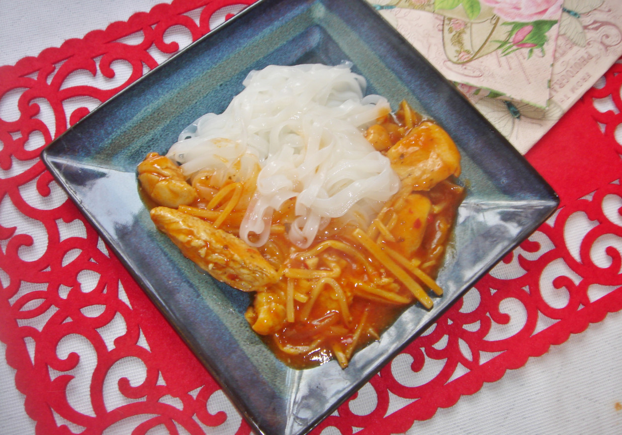 Makaron ryżowy z kurczakiem w słodkim sosie chilli foto