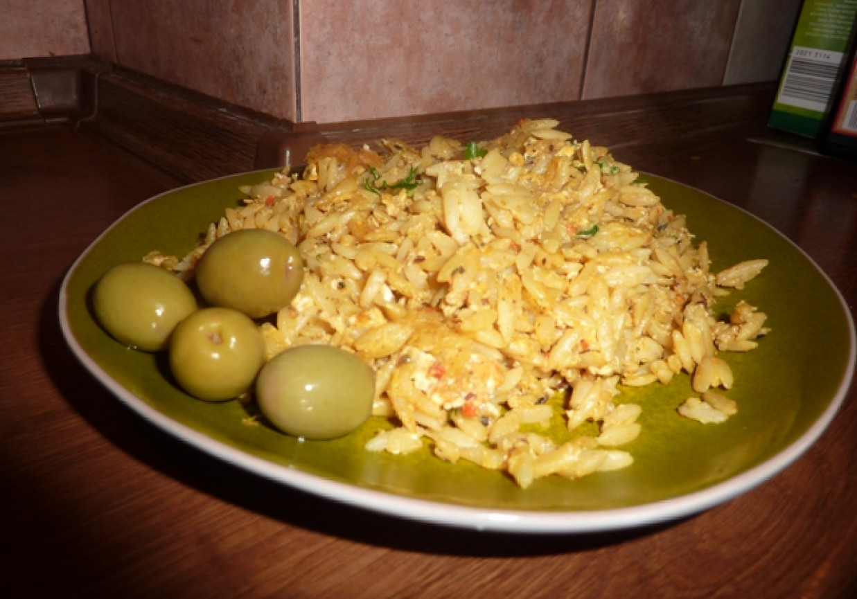 Makaron ryżowy z oliwkami i jajkiem foto