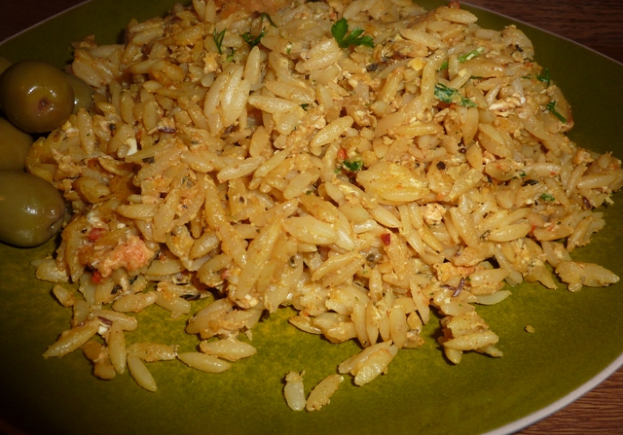 Makaron ryżowy z oliwkami i jajkiem foto