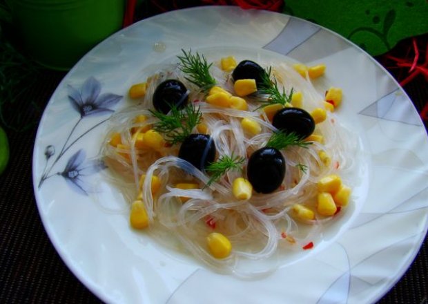 Fotografia przedstawiająca Makaron ryżowy z oliwkami