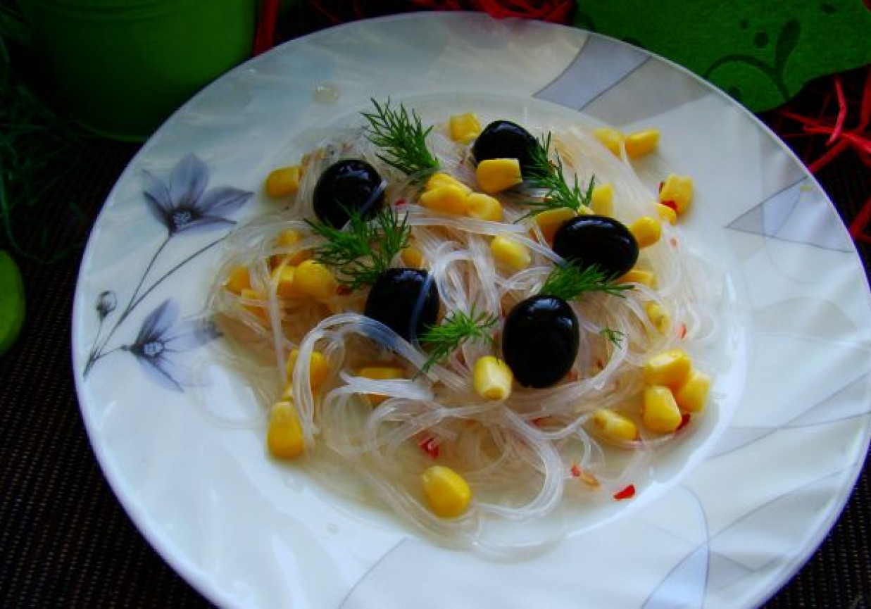 Makaron ryżowy z oliwkami foto
