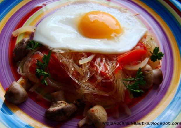 Fotografia przedstawiająca Makaron ryżowy z pieczarkami i jajkiem sadzonym