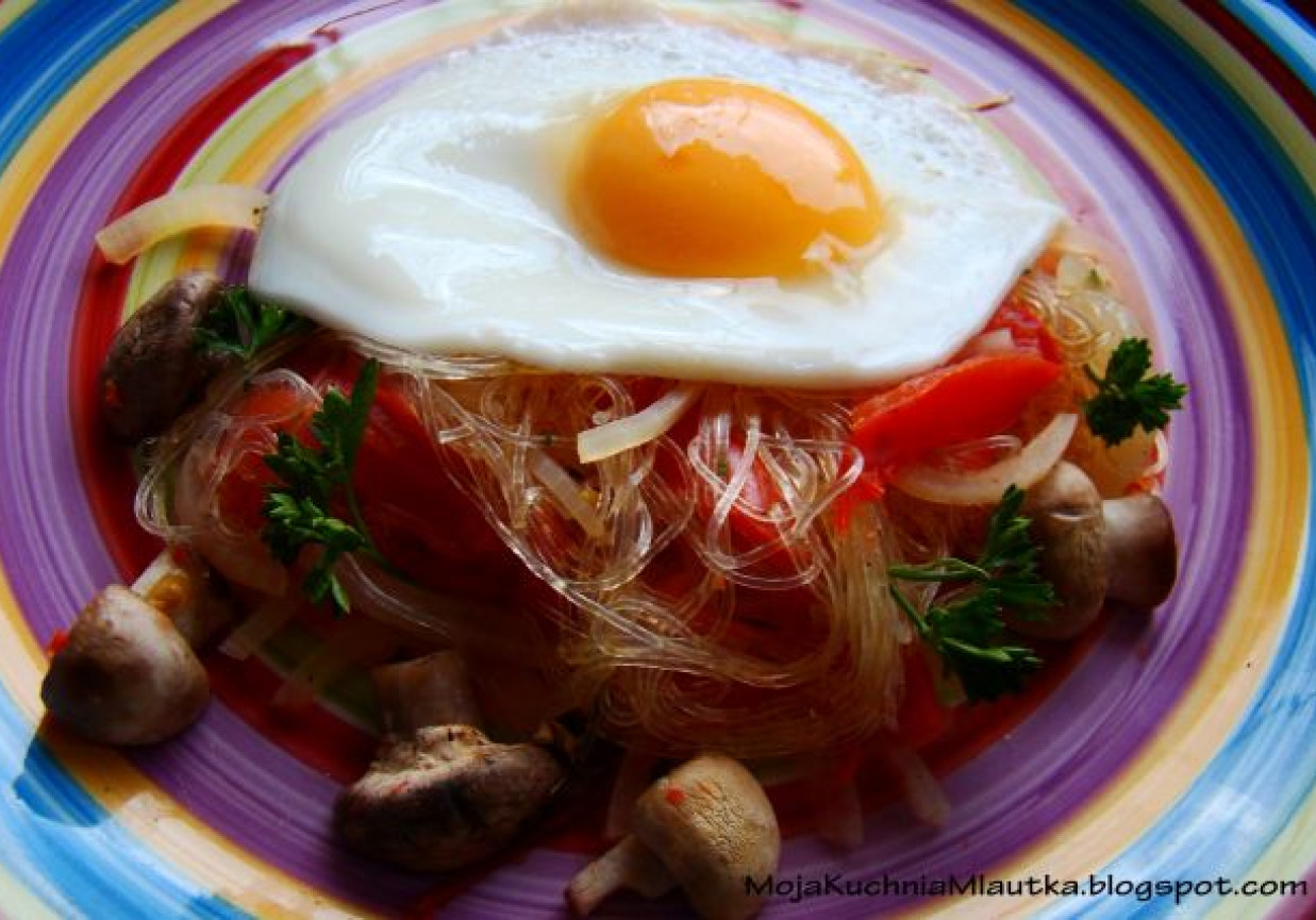 Makaron ryżowy z pieczarkami i jajkiem sadzonym foto