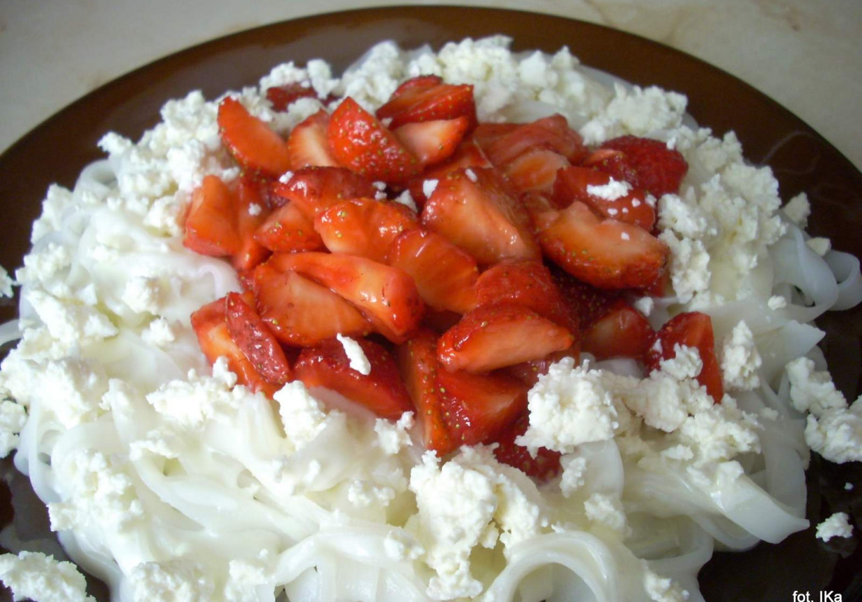 Makaron ryżowy z serem i truskawkami foto