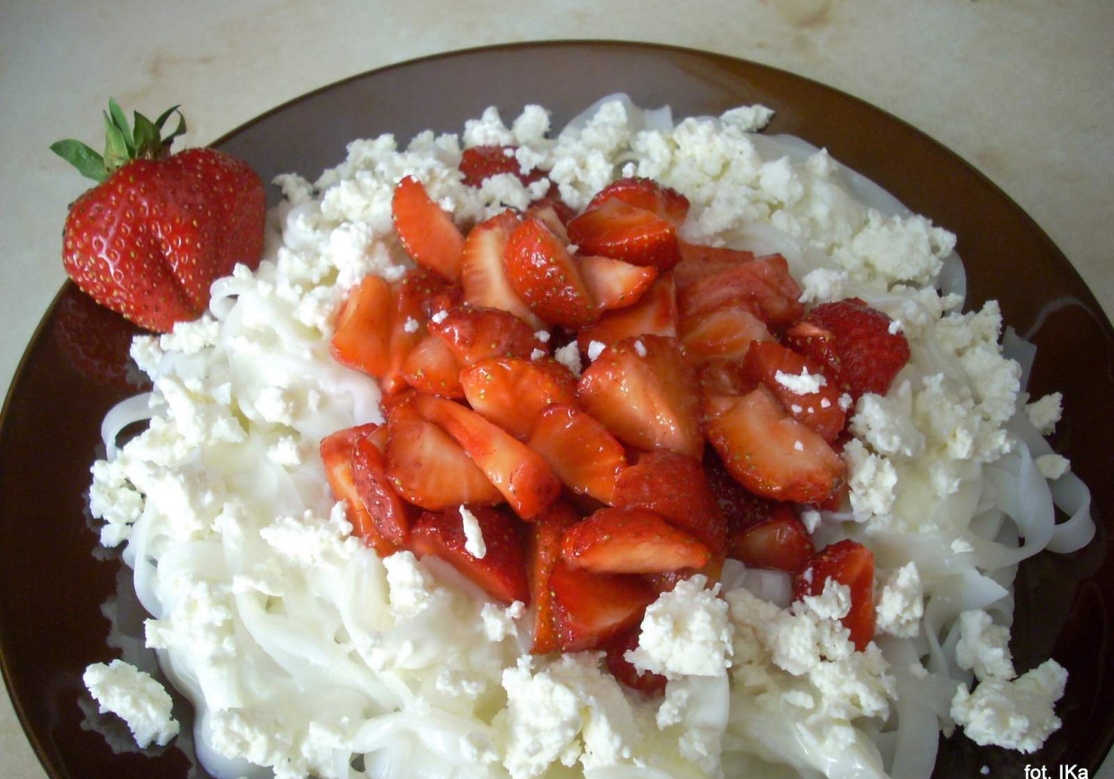 Makaron ryżowy z serem i truskawkami foto