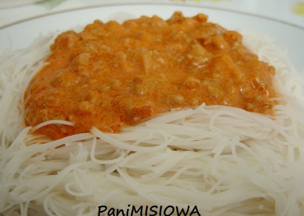 Fotografia przedstawiająca Makaron ryżowy z sosem mięsnym