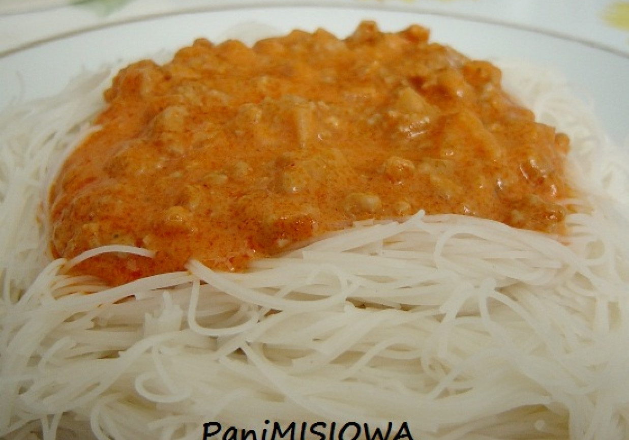 Makaron ryżowy z sosem mięsnym foto