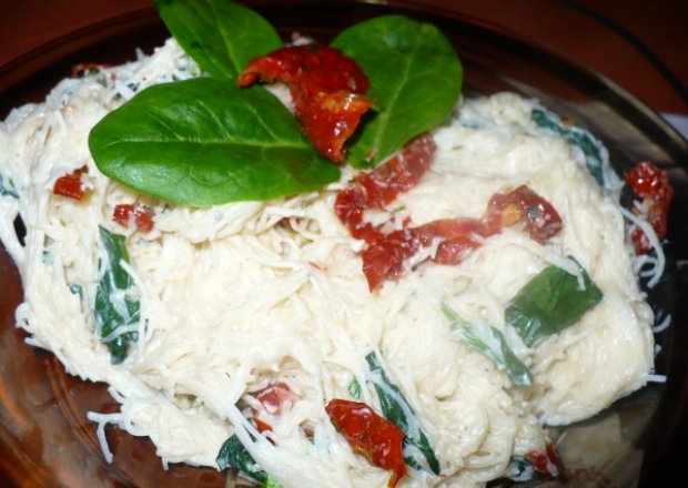 Fotografia przedstawiająca Makaron ryżowy z sosem śmietanowo-szpinakowym
