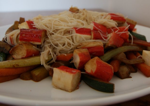 Fotografia przedstawiająca Makaron ryżowy z surimi na postumencie z warzyw