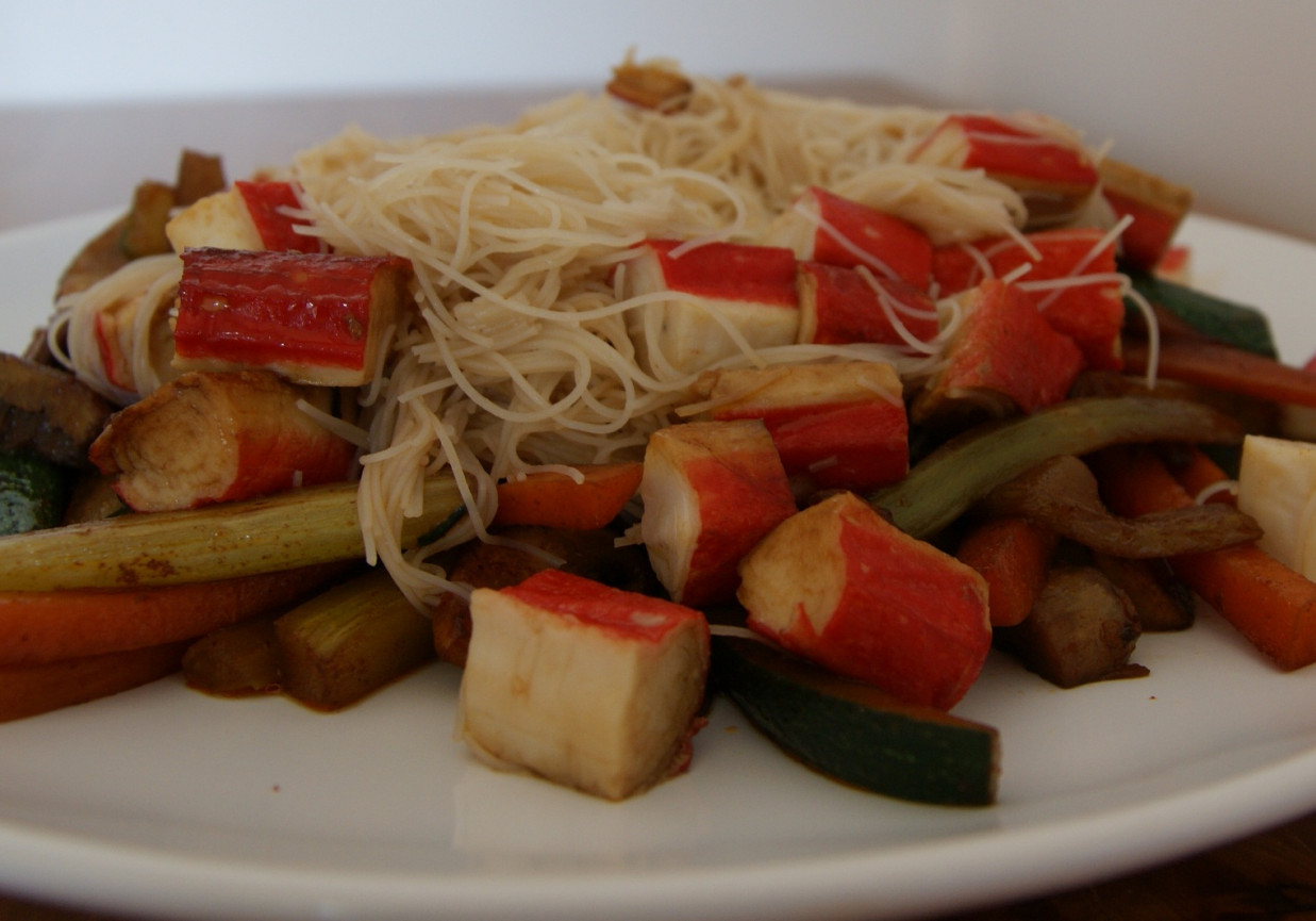 Makaron ryżowy z surimi na postumencie z warzyw foto
