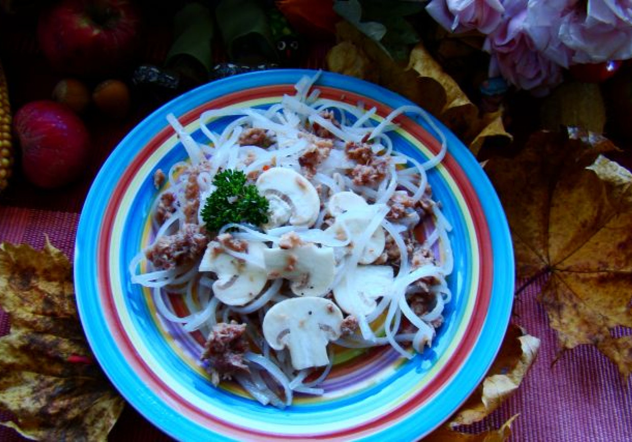 Makaron ryżowy z tuńczykiem i pieczarkami foto