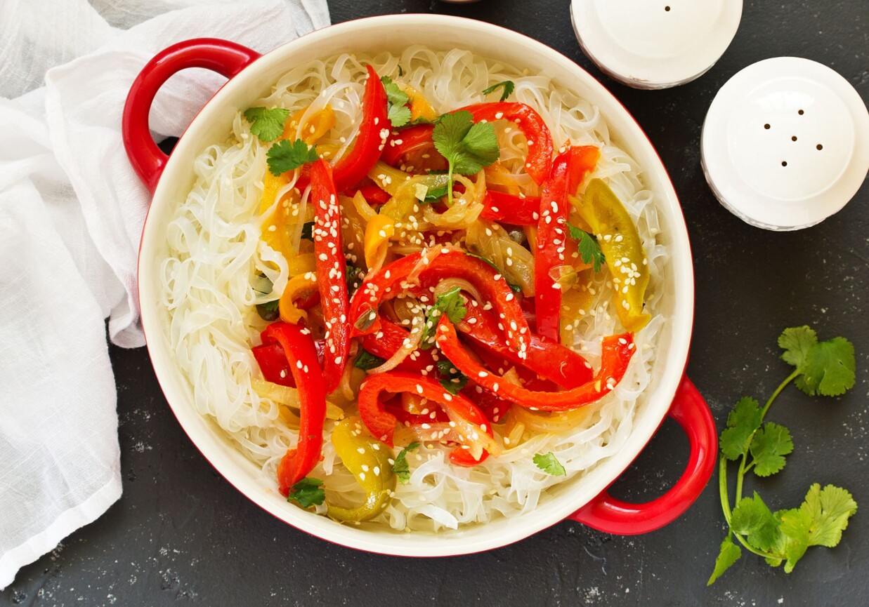 Makaron ryżowy z warzywami foto