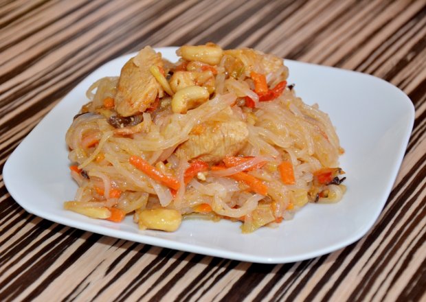 Fotografia przedstawiająca Makaron ryżowy z warzywami i orzechami nerkowca