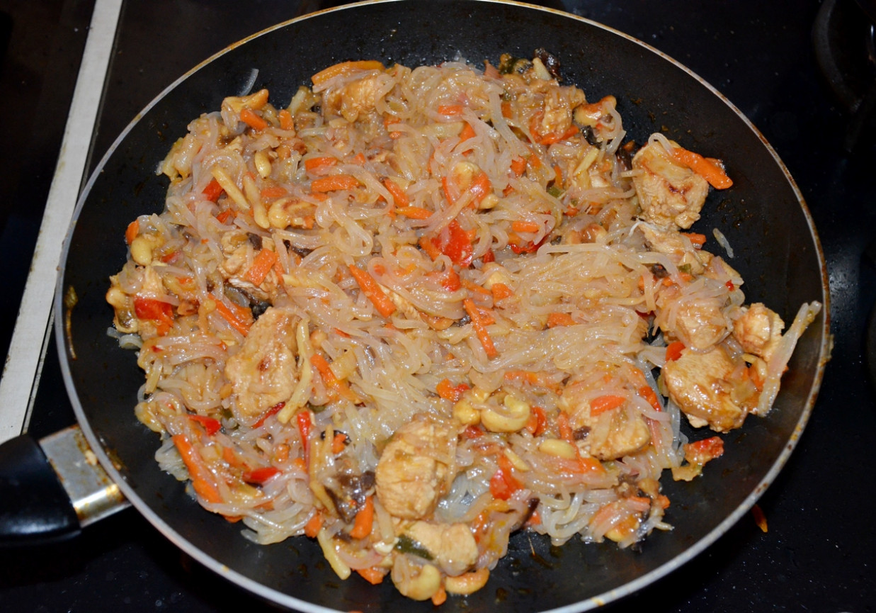 Makaron ryżowy z warzywami i orzechami nerkowca foto