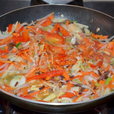 Krok 6 - Makaron ryżowy z warzywami i orzechami nerkowca foto