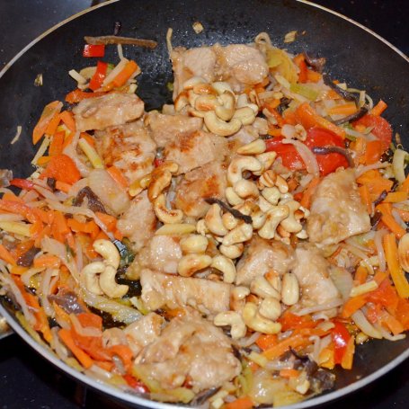 Krok 7 - Makaron ryżowy z warzywami i orzechami nerkowca foto