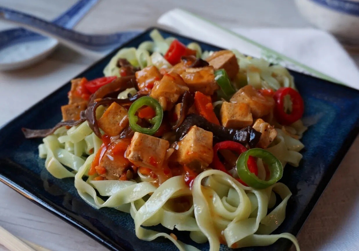 Makaron ryżowy z warzywami i tofu DoradcaSmaku.pl