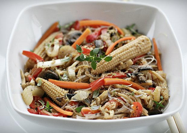 Fotografia przedstawiająca Makaron ryżowy z warzywami