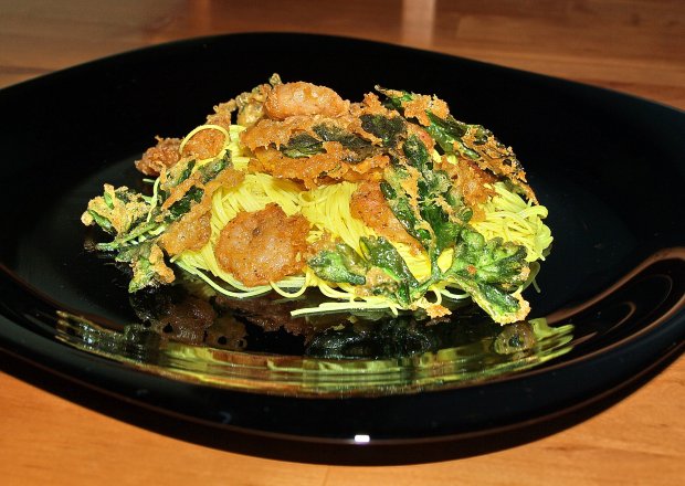 Fotografia przedstawiająca makaron ryżowy z ze smażonymi krewetkami