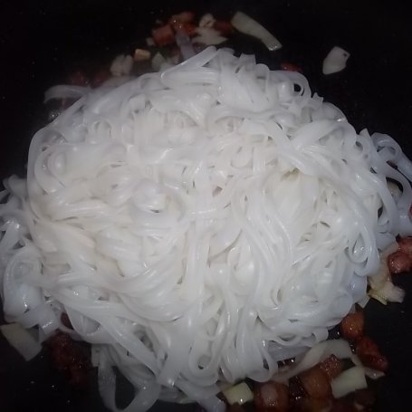 Krok 3 - Makaron ryżowy ze skwareczkami foto