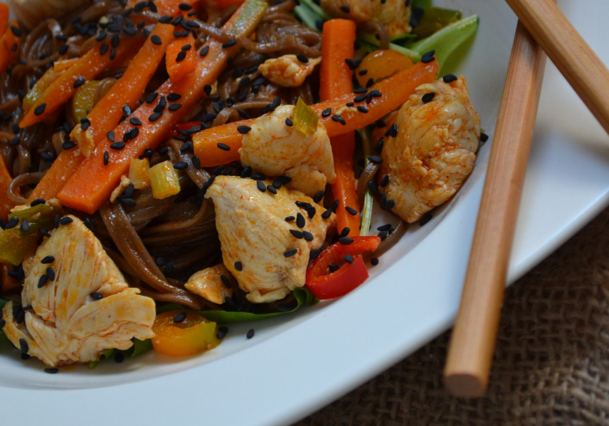 makaron soba z kurczakiem na rukoli DoradcaSmaku.pl