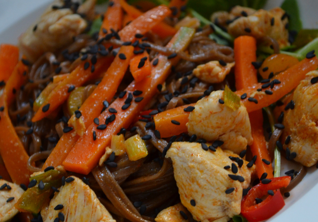 makaron soba z kurczakiem na rukoli DoradcaSmaku.pl