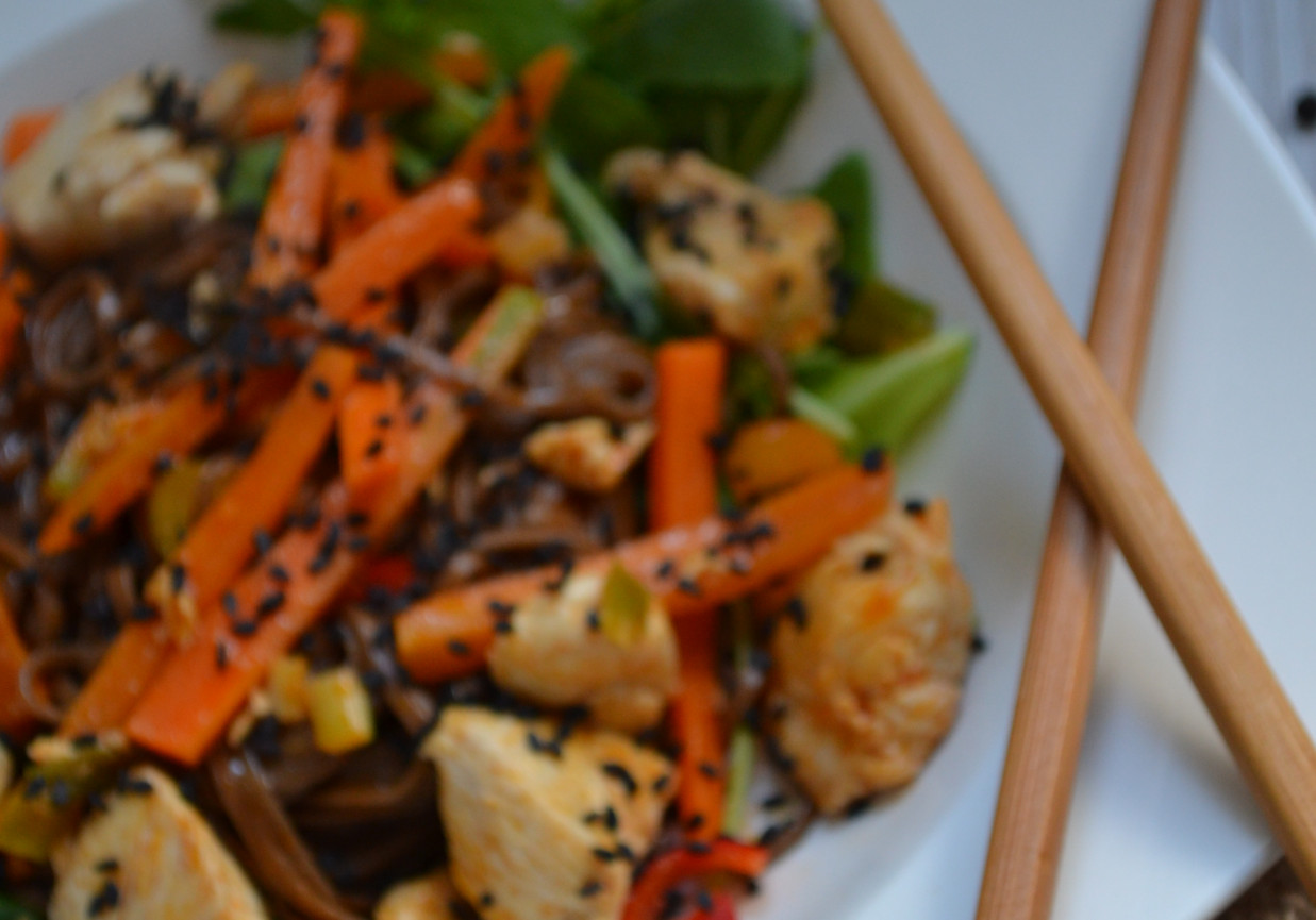 makaron soba z kurczakiem na rukoli DoradcaSmaku.pl