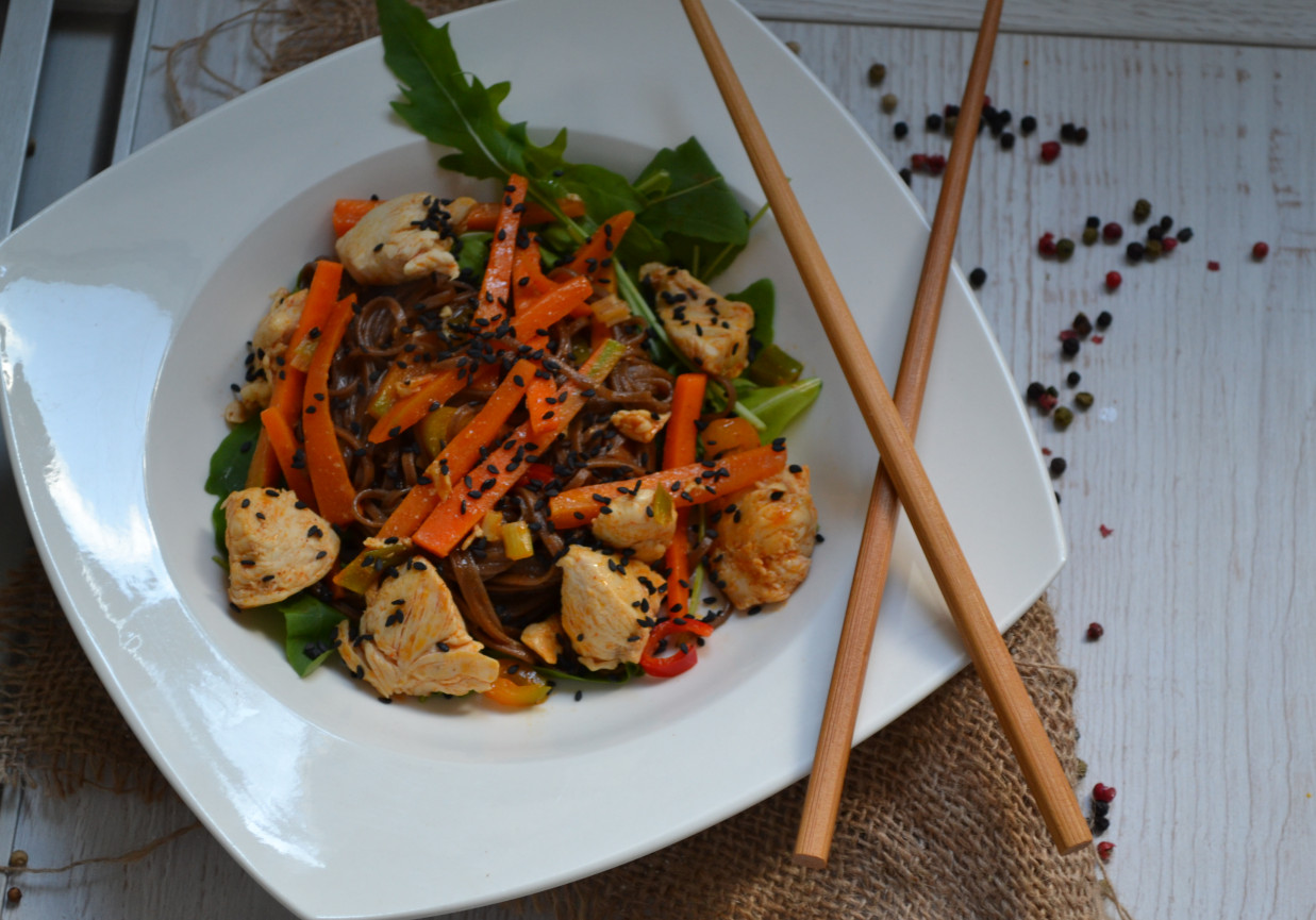 makaron soba z kurczakiem na rukoli DoradcaSmaku.pl