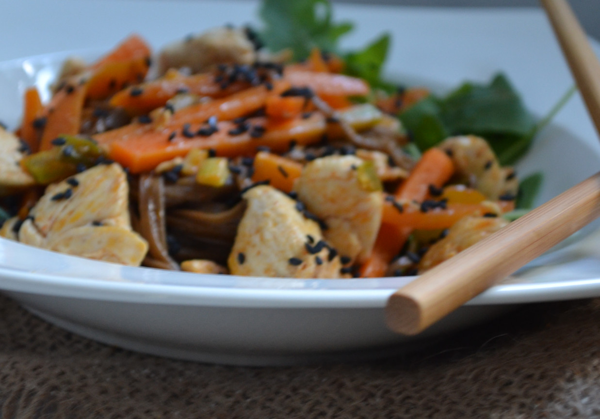 makaron soba z kurczakiem na rukoli DoradcaSmaku.pl