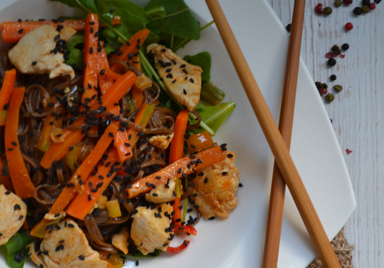 makaron soba z kurczakiem na rukoli DoradcaSmaku.pl