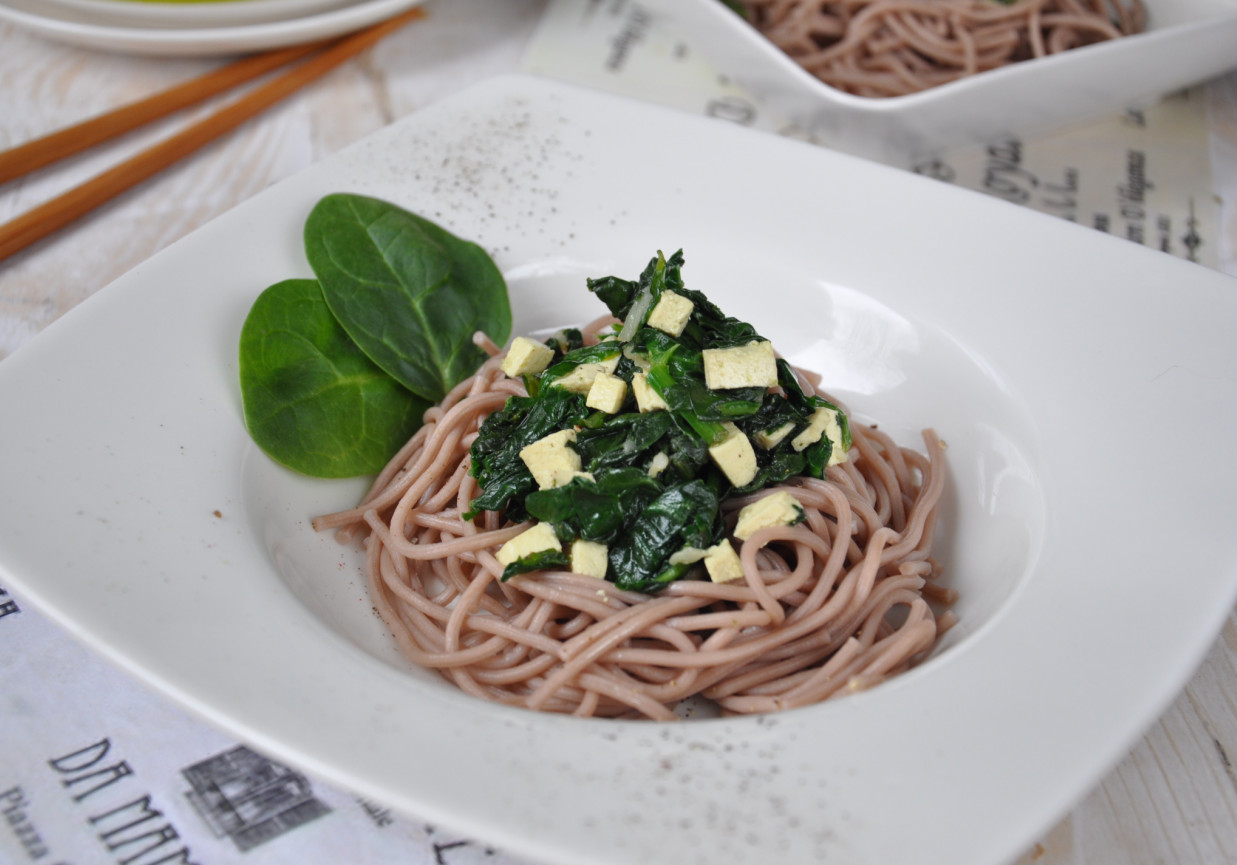 Makaron soba z tofu i szpinakiem foto