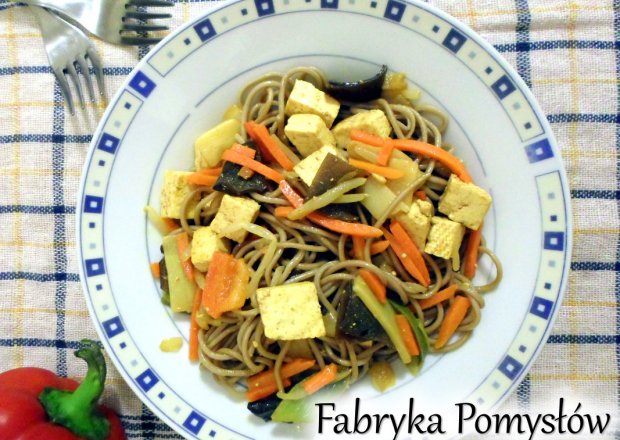 Fotografia przedstawiająca Makaron soba z tofu i warzywami