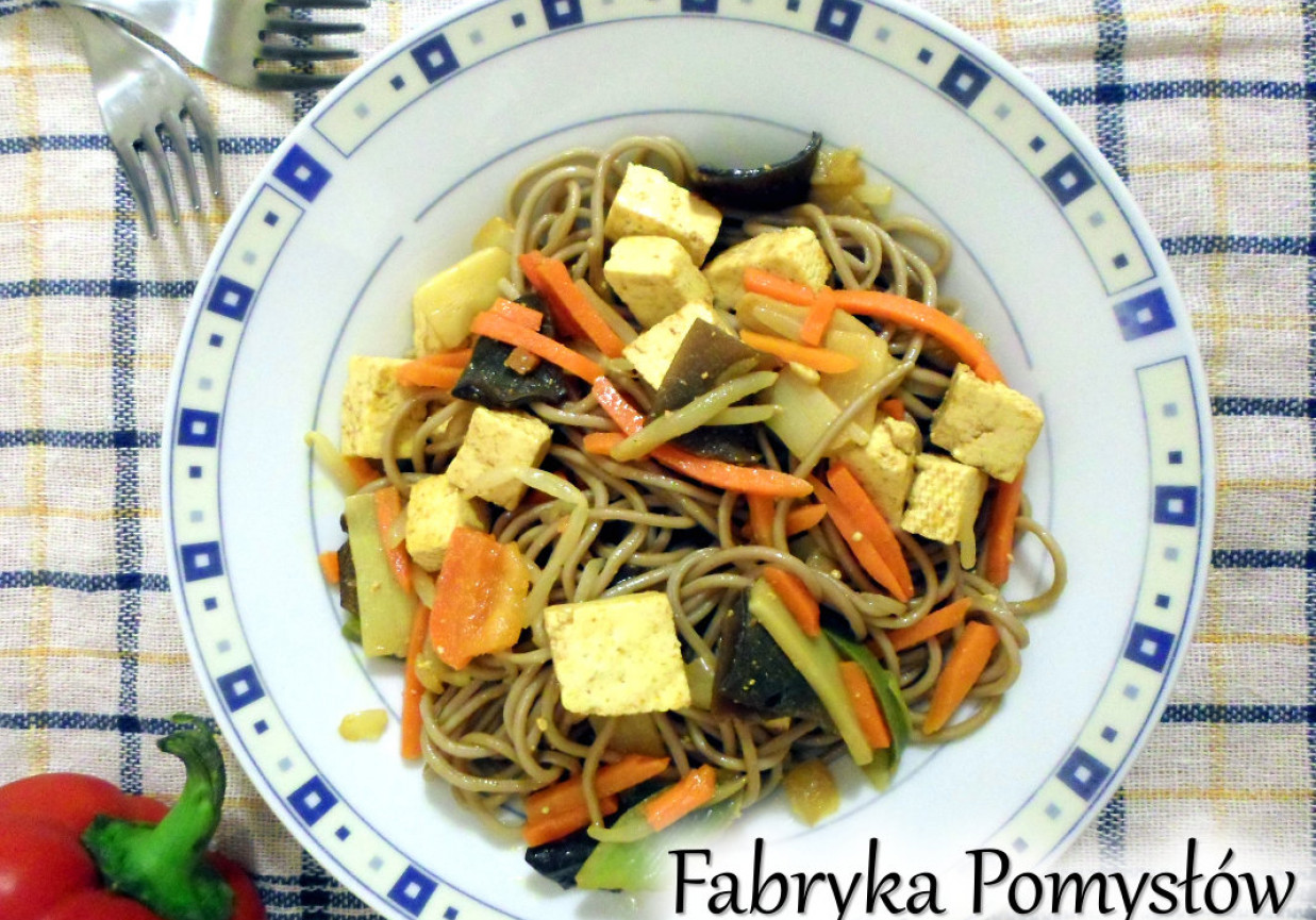 Makaron soba z tofu i warzywami foto