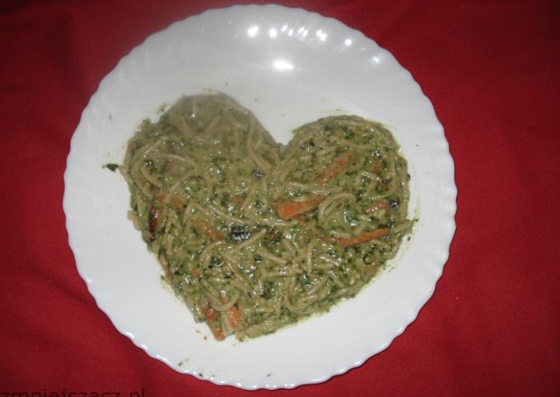 Fotografia przedstawiająca Makaron spagetti z marchewką i szpinakiem
