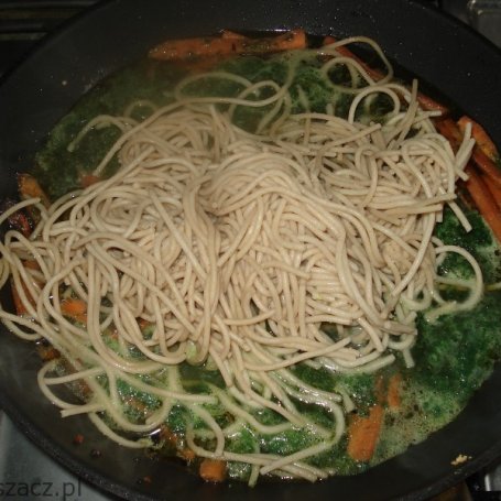 Krok 3 - Makaron spagetti z marchewką i szpinakiem foto