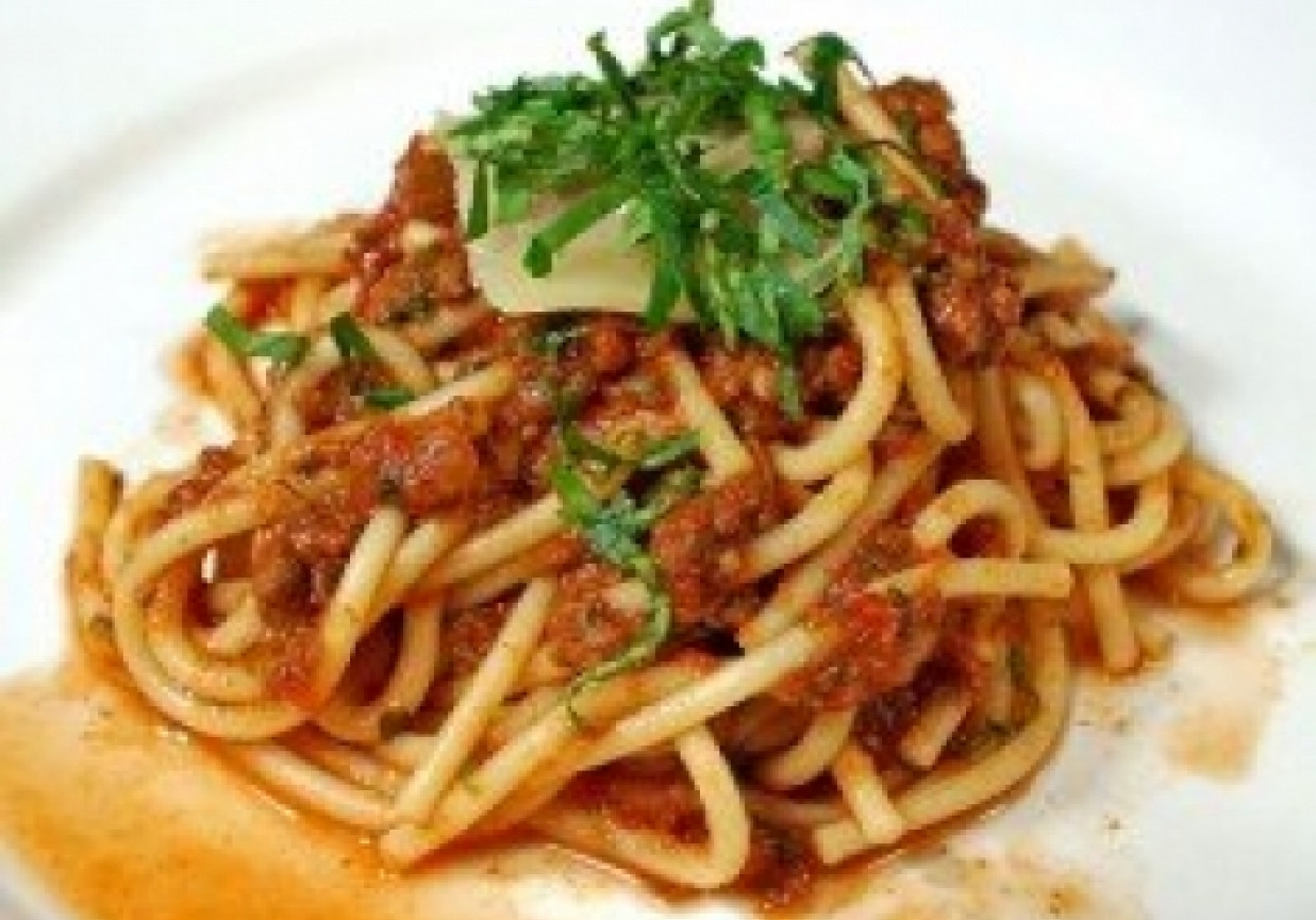 Makaron spagetti z mięsem foto