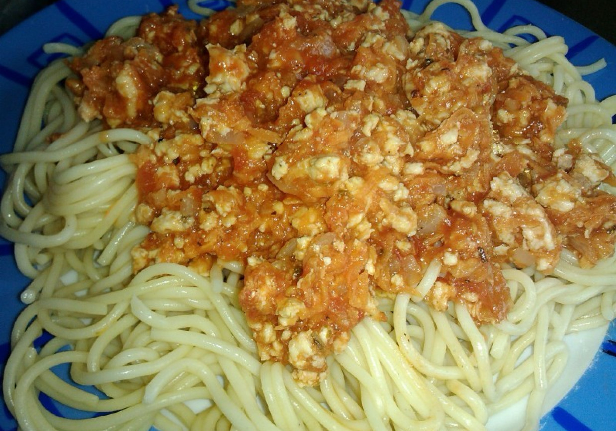 Makaron spagetti z sosem mięsnym foto