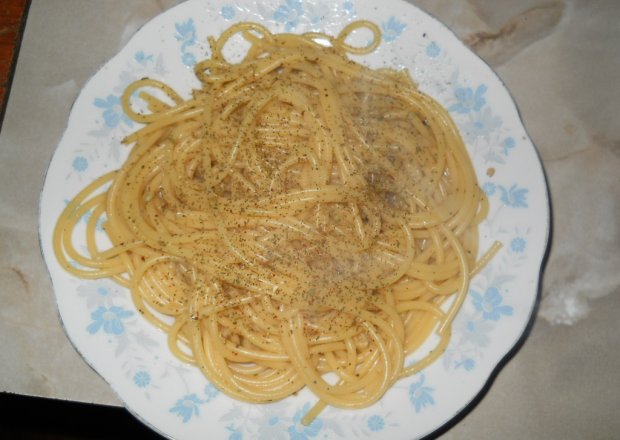 Fotografia przedstawiająca makaron spagetti z sosem ziołowym