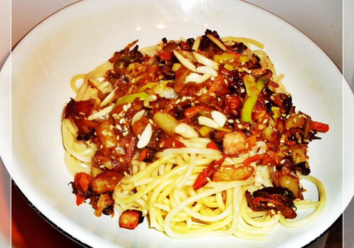 Makaron spaghetti w stylu chińskim foto