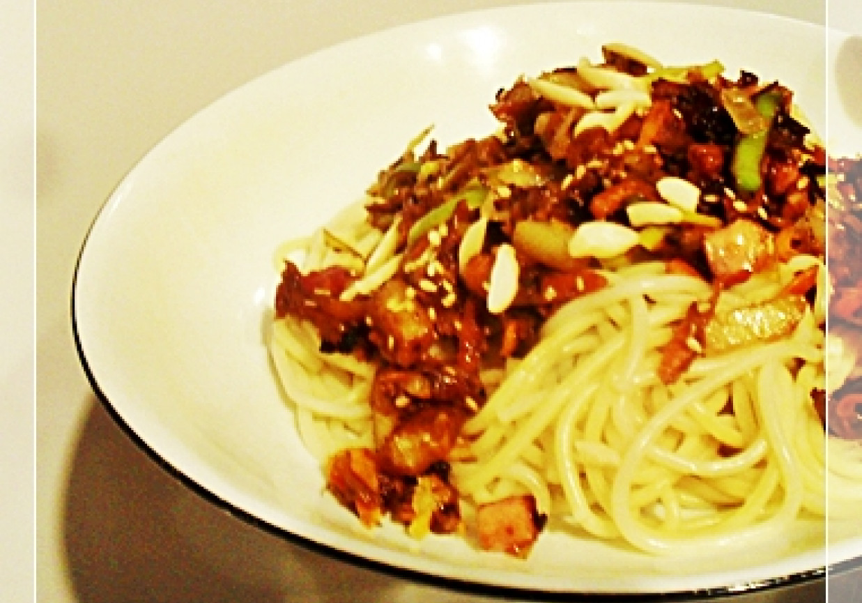 Makaron spaghetti w stylu chińskim foto