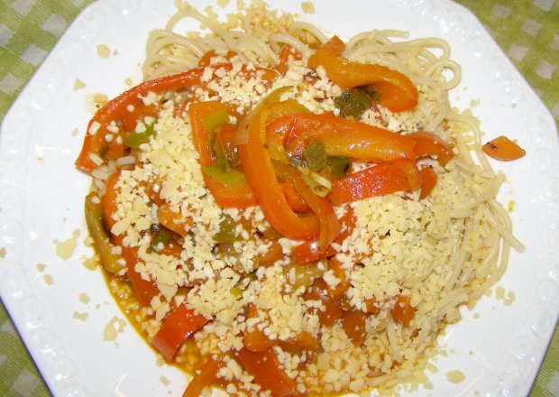 Fotografia przedstawiająca Makaron spaghetti z gulaszem paprykowym bez mięsa
