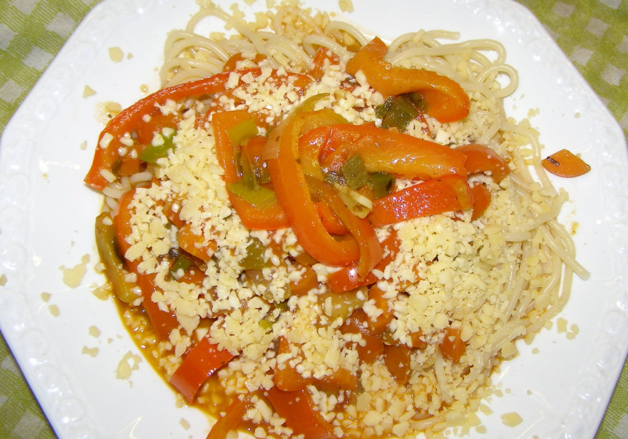 Makaron spaghetti z gulaszem paprykowym bez mięsa foto