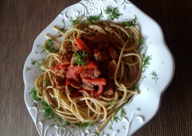 Fotografia przedstawiająca Makaron spaghetti z gulaszem wieprzowym z papryką i pomidorami