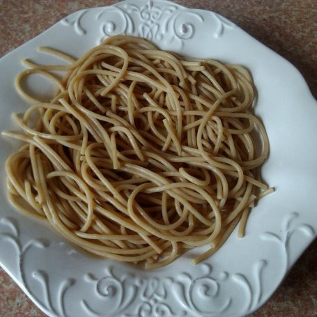 Krok 12 - Makaron spaghetti z gulaszem wieprzowym z papryką i pomidorami  foto