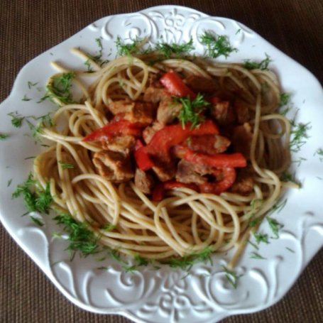 Krok 13 - Makaron spaghetti z gulaszem wieprzowym z papryką i pomidorami  foto