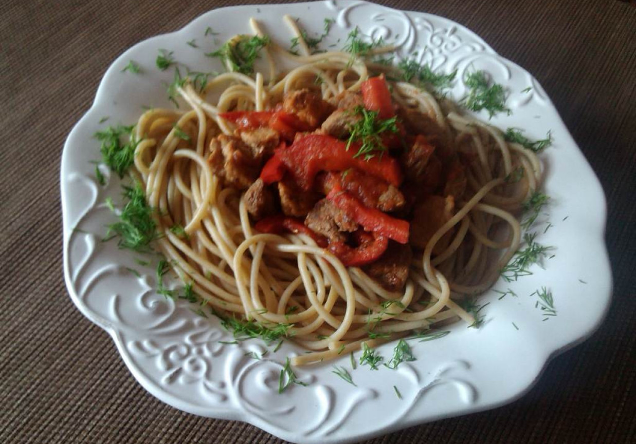Makaron spaghetti z gulaszem wieprzowym z papryką i pomidorami  foto