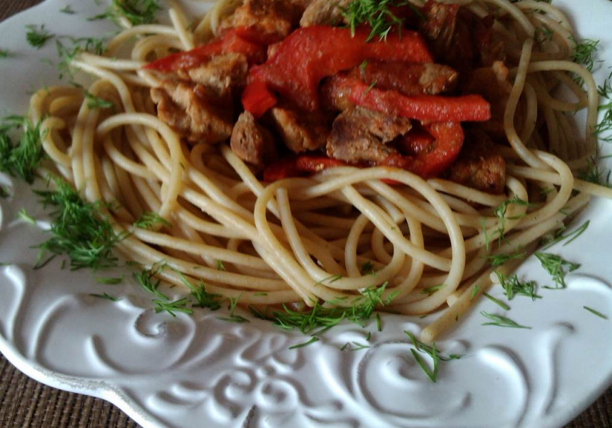 Makaron spaghetti z gulaszem wieprzowym z papryką i pomidorami  foto