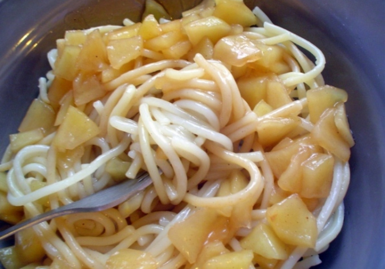 Makaron (spaghetti) z jabłkami foto