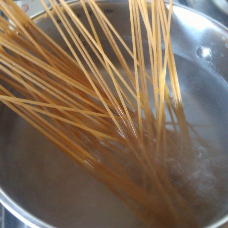 Krok 3 - Makaron spaghetti z kapustą i indykiem foto