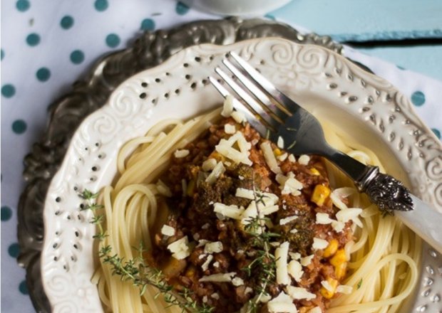 Fotografia przedstawiająca Makaron spaghetti z kaszą i brokułami w sosie pomidorowym